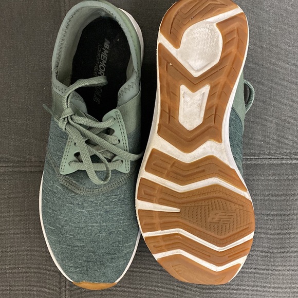 New Balance slip on tennis shoes. Worn 2x size 8.5. - Picture 4 of 5